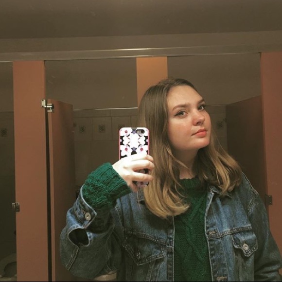 Meet your Posher, Alyssa - Picture 2 of 3